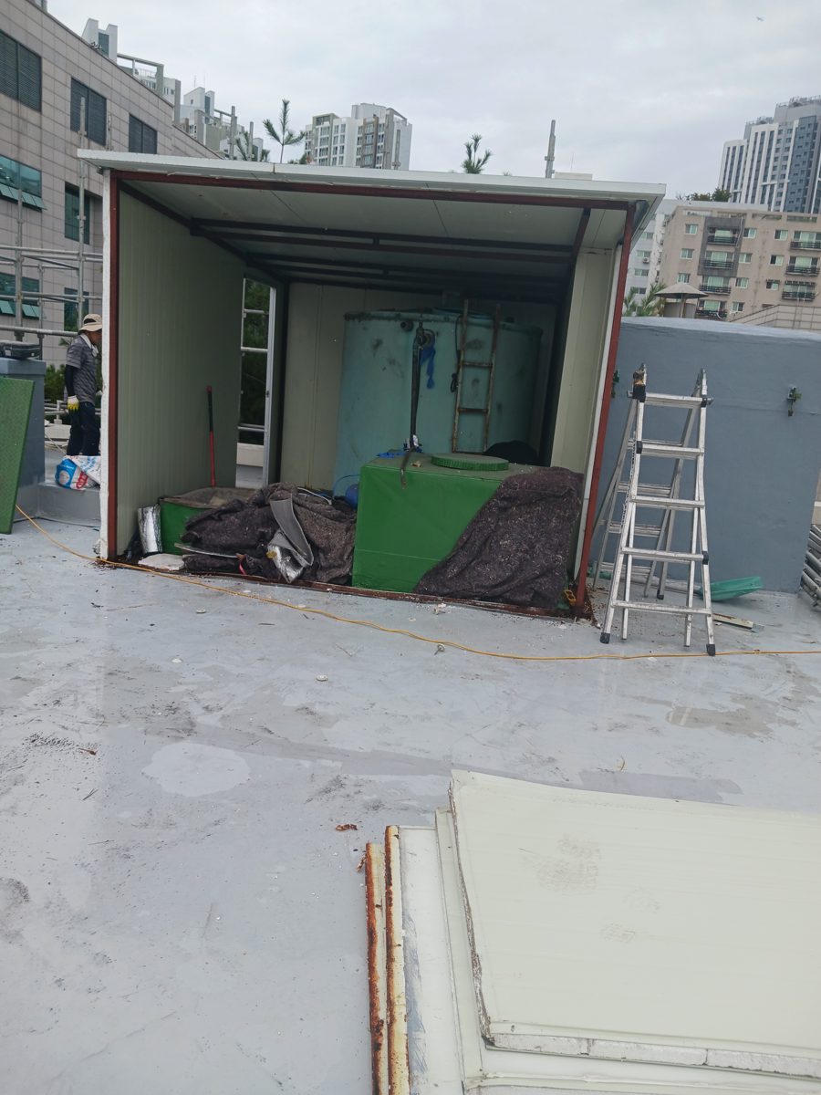 부천 관공서 옥상 물탱크실 철거 중