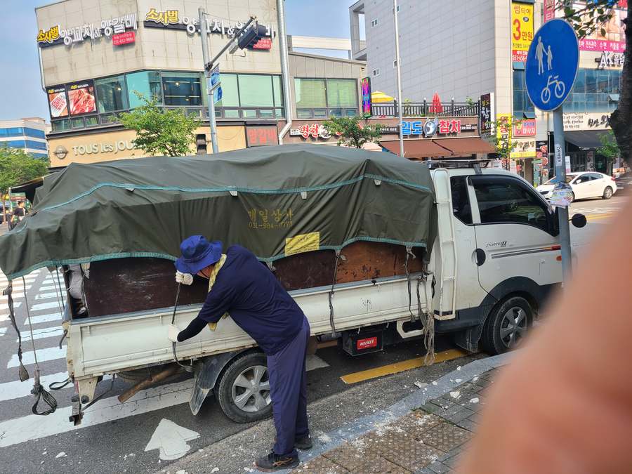 철거 폐기물을 직접 실어 반출하는 모습